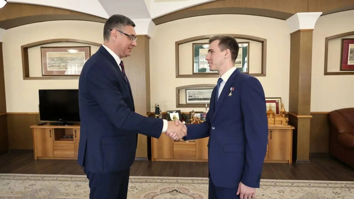 Герой России Владислав Головин посетил Владимирскую область
Владислав с первого дня сражался на СВО, участвовал в осво…